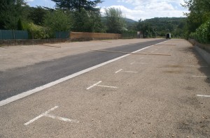 Pour pouvoir accueillir les 512 équipes inscrites, l'Amicale Pétanque Espalion a du transformer des places de stationnement en terrains de jeu.