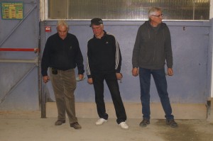 Les Villefranchois Jacky Justo, Alain Revel et Henri Pérez jouaient la partie de cadrage contre les Ruthénois Bonnet, Poujol et Ursule.