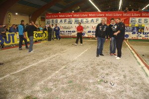 La salle des fêtes du Parc de ma Victoire partiellement transformée en un boulodrome offrant de belles conditions de jeu. 
