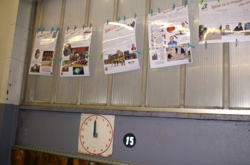 60 ans de vie du Comité Départemental de l'Aveyron  affichés sur les murs du boulodrome Saint-Eloi à Rodez. 