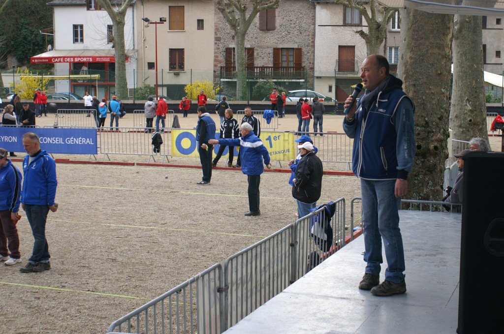 Robert Costes et son micro ont tenu informé de l'évolution des scores des parties finales de cette 41e &dition du championnat départemental en couettes mixtes.