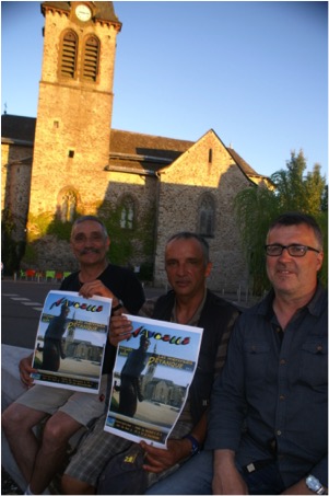 Hubert Plisson, l'initiateur de la manifestation ; Jean-Luc Grèzes et Francis Sarret, président du PC Naucellois et gérant du bar Le Ferrand.