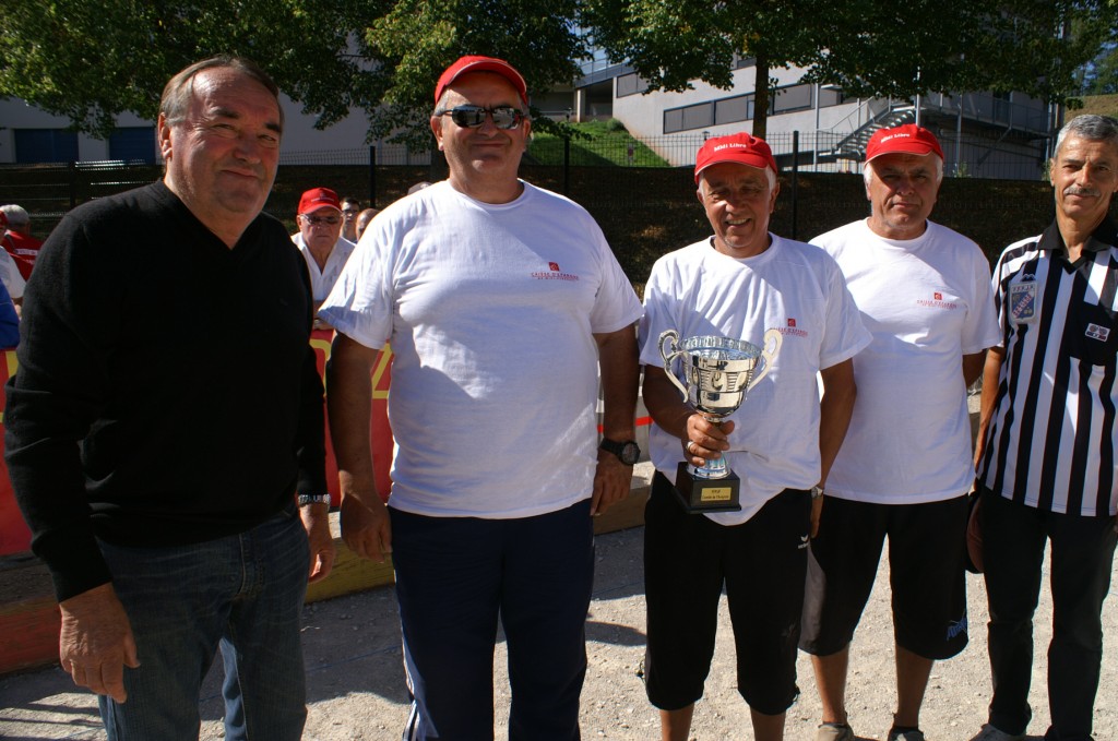 Le trophée de la meilleure équipe aveyronnaise a été remis par René Carcenac à la triplettes Claude Guilhem (Villefranche) - Hervé Grès - Elian Alary (Livinhac). 
