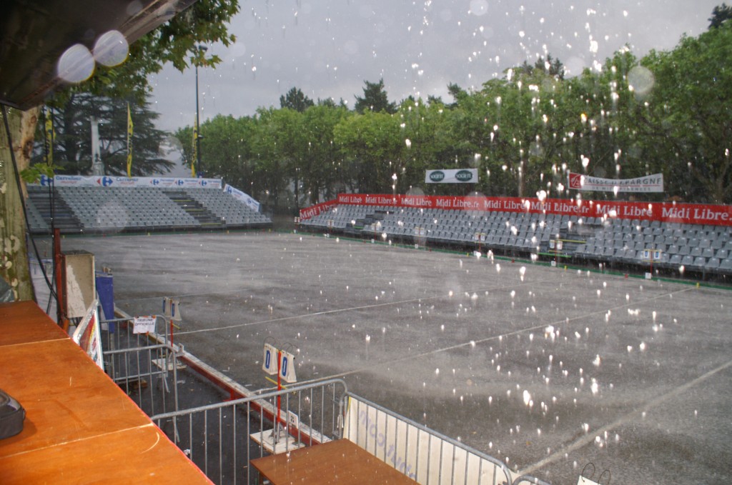 Après les éclairs et le tonnerre, la pluie lessive les cadres millavois. 