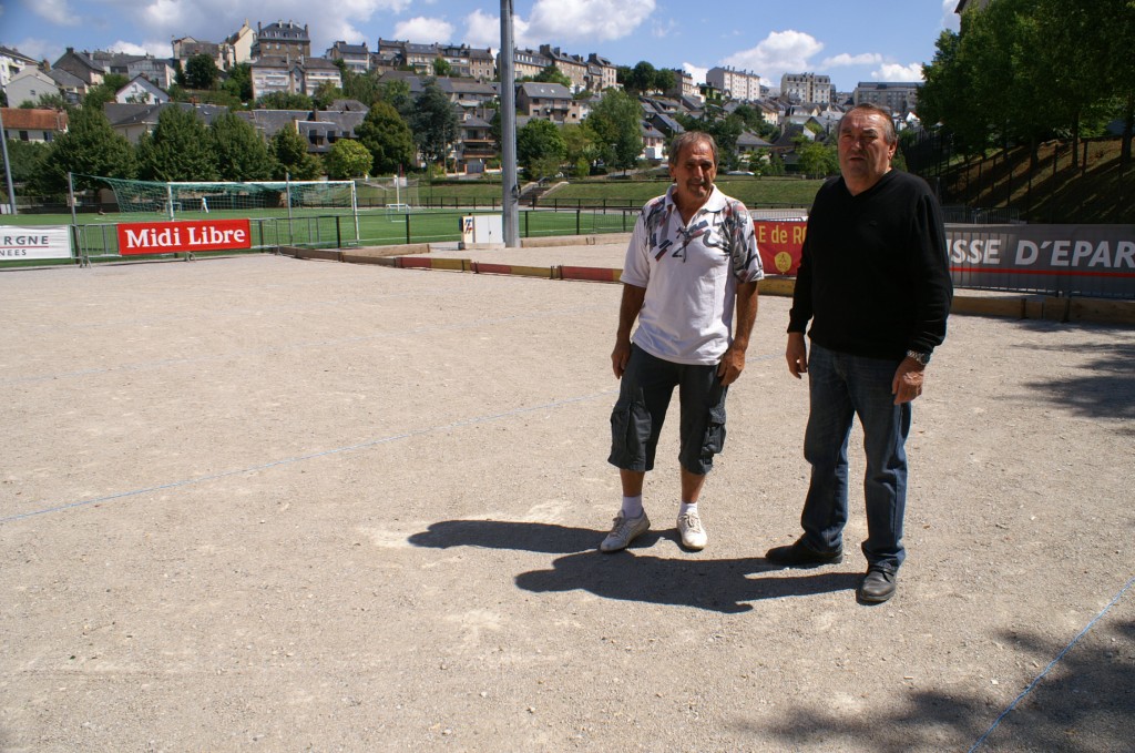 Angel Castro et René Carcenac vérifient que tout soit fin prêt notamment à l'intérieiur des cadres d'honneur.