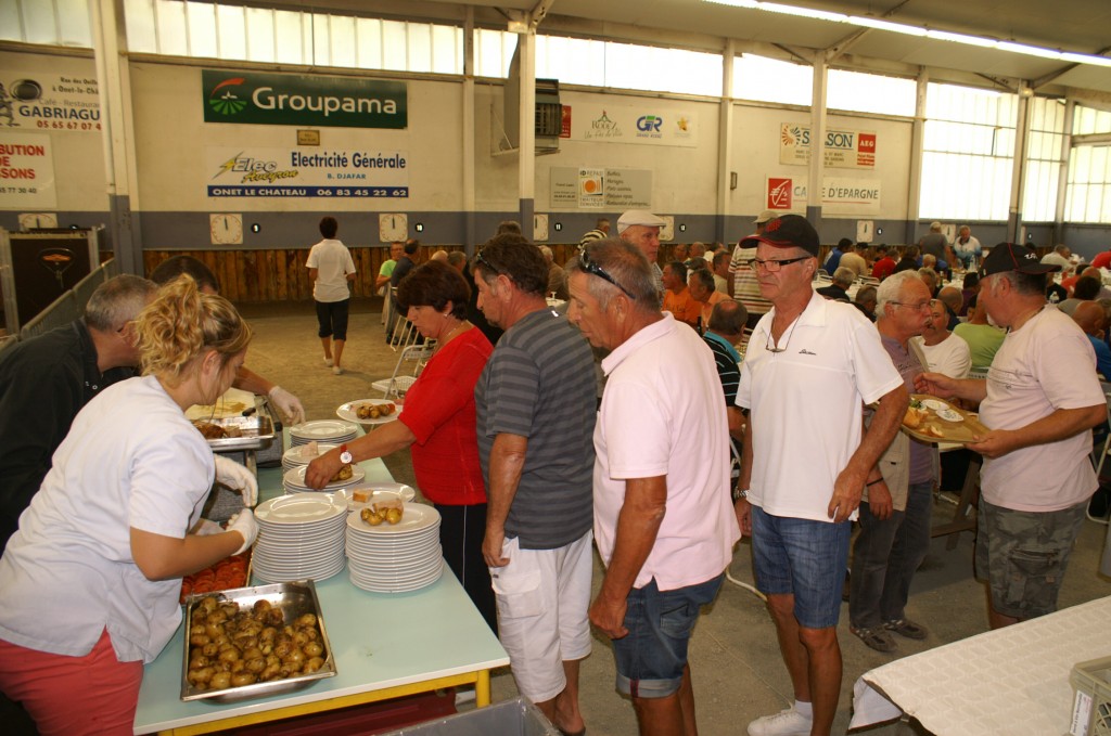 13 h : Simoes a posé les boules. C'est l'heure du repas. 