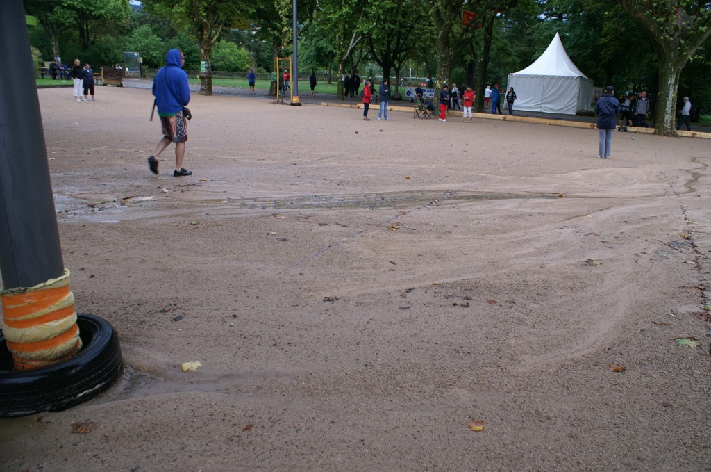 Les nouveaux terrains aménagés dans le bas du Parc de la Victoire sont devenus inutilisables. Il faut donc trouver de nouveaux cadres pour que toutes les parties puissent se jouer. 