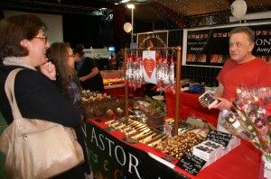Patrick Astor et les coffrets de boules en chocolat présents sur le 10e Salon qui s'est tenu ce week-end à Onet-le-Château.