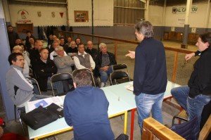 Une assemblée attentive aux propos du co-président Michel Arnal. 