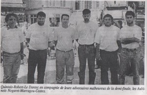 Photo souvenir avec les deux triplettes demi-finalistes du National de Rodez 1995. 