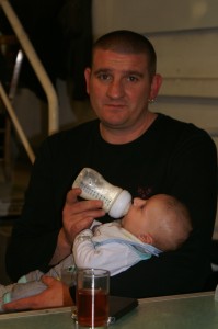 Quand maman joue, c'est papa qui s'occupe du fiston.