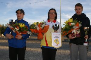 La vice championne Elodie Terrosse et la Sébazacoise Audrey Bonnivard autour de Carine Pouget, championne tête-à-tête 2016. 