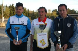 Maxime Vanel (à gauche) et Anthony Daudé entourent le nouveau champion de l'Aveyron en tête-à-tête 2016, le Capdenacois Thierrey Férès. 