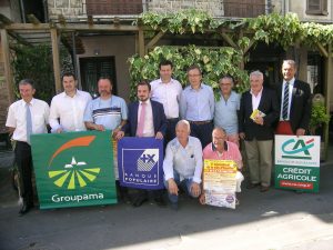 Elus, entreprises partenaires et organisateurs de cette 5e édition de l'International de la Ville d'Espalion posent pour la traditionnelle photo de famille. 