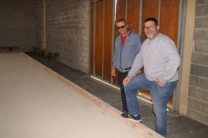 Gilles Cavalié, président de la Pétanque Montbazinois, a pris la présidence d el'Amicale festionnaire de ce nouveau boulodrome du PLateau de Montbazens. Ici en bordure des nouveaux terrains aux côtés de Marc Portier.